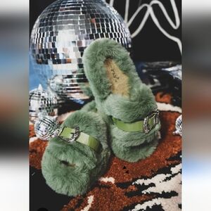 Two Fly Co. NWT Buckle Up Slippers ~ Cacti Green Faux Fur Slippers Western